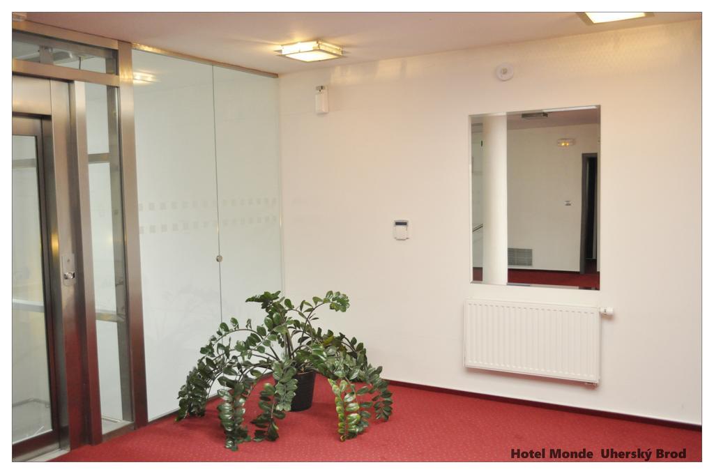 Hotel Monde อูแฮร์สกีโบรด ภายนอก รูปภาพ